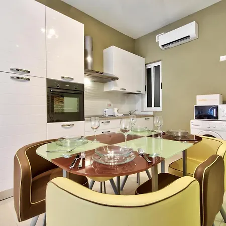 Spacious And Bright 3 Bedroom *